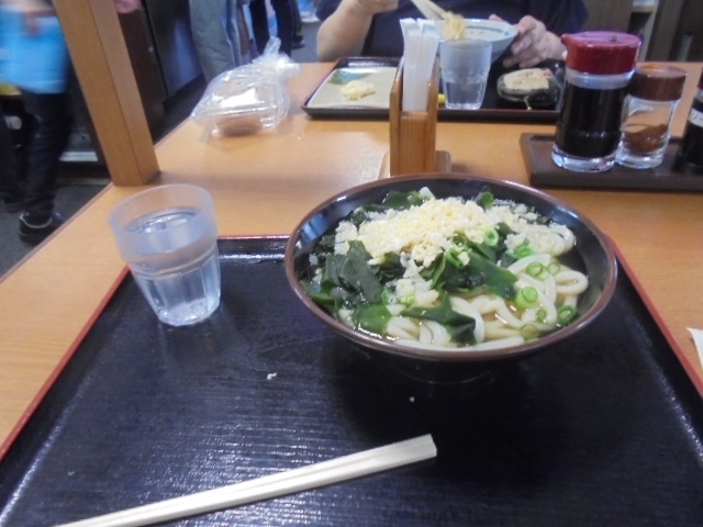 香川といえば 「うどん」です。 高松駅前”めりけんや”でうどん食べました。<br />お土産のうどんは 高松駅ビルで購入しました。<br />★昼食 めりけんや<br />★夕食 岡山空港 シャロン ホルモンうどん<br /><br />★ ANA FESTA 岡山空港で購入したも土産紹介します<br /><br />注 ANA FESTAの商品に関する質問には 当方では回答できません。