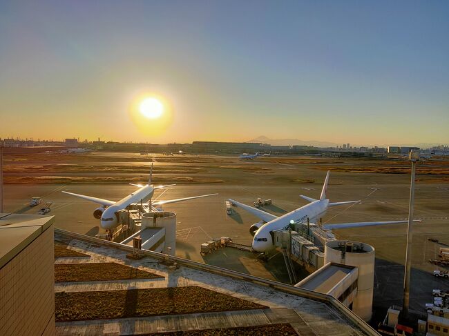 いつもは出発地である羽田空港。<br /><br />なんとなくお泊まりドライブしたくなって、調べてみたら通常料金では縁が無いロイヤルパークホテル東京羽田がGOTO TCでお安い。<br /><br />と言うことで羽田空港ステイ2泊3日、普段見ることがない羽田空港の中を楽しんで来ました。<br /><br />前編は1日目のHNDブラです。<br /><br /><br />宿泊費（2泊）<br />合計料金	18100 円(消費税込)<br />楽天クーポン利用　	7240円<br />楽天ポイント利用	5100ポイント<br />差引支払金額	5760円(消費税込)<br /><br />地域共通クーポン　3000円貰えるので実質支払額2760円