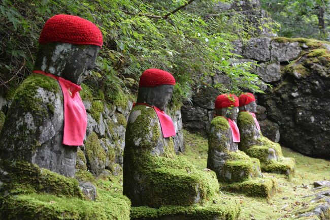 夏の青春18きっぷ 最後の1回分を使って出かけた先は日光。<br />久しぶりに「憾満ヶ淵」を散策し、化け地蔵を眺め、世界遺産の東照宮と日光二荒山神社、輪王寺へ参拝し、大好きな歴史的建造物の日光真光教会と日光金谷ホテルを見る。<br />そんな予定で日光を歩いてきました。<br />