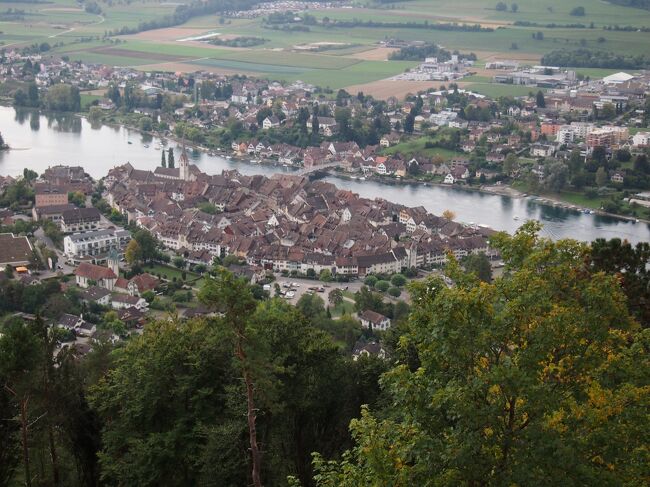 ツェルマットから今回スイス旅行最後の目的地シュタイン・アム・ラインまでシャフハウゼンに寄り道しながら行きました。シャフハウゼンからシュテムアムラインまでライン川下りの遊覧船を利用したのですが、乗り合わせたドイツのミュンヘンから観光に来たという5人組のおばちゃんグループの一人と目が合いニコッとするとビールのあてにとドイツ本場のプレッツェル（ドイツ語読みブレーツェル）をいただきました。それからというものおばちゃんとお友達になり片言の英語どうしで日本のどの街から来たとか、家族のことなど楽しくビールを飲みながら景色を見る暇もなくワイワイ過ごしました。<br />（プレッツェル硬かったですが美味しかったです）<br />お返しに日本から持ってきたぼんち揚げを食べてもらうとレカー・レカー（美味しい）と大受けでした。残念ながら旅も終盤、ぼんち揚げ少ししかなかったので満足できるまで食べてもらえなかったと思います。<br />途中ライン川の水位が低く遊覧船が航行できなり代替バスでシュタイン・アム・ラインに行くことになりました。アナウンスがあったみたいなんですがドイツ語なんでまったくわからず呑気にビールを飲んでいるとドイツのおばちゃんグループに、バスに乗り換えるから遊覧船降りる事情教えてもらい助かりました。