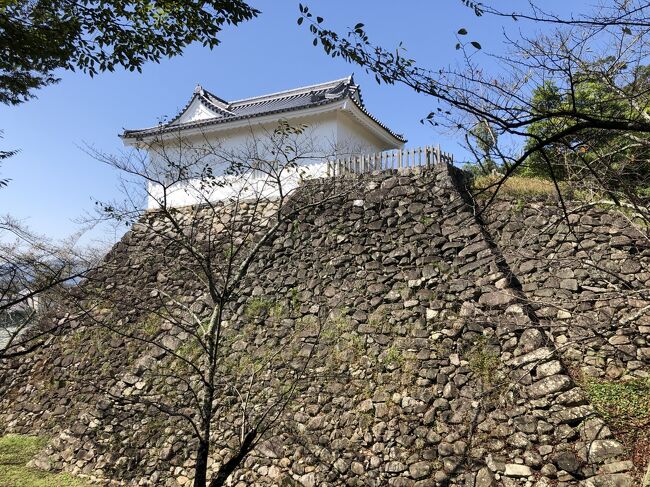 古城・城址巡り第8弾<br /><br />2021年09月23日 亀山城址と亀山宿<br /><br />亀山城は文永2年(1265年)関氏によって築城されたのが起源<br /><br />天正15年(1590年)に秀吉の命で入城した岡本良勝により<br /><br />天守・本丸・二之丸など城郭が整備された<br /><br />ところが<br /><br />江戸時代になって「丹後の亀山城」と間違えられて<br /><br />天守が取り壊されるという悲劇に見舞われた<br /><br />以来天守が再建されることはなかった<br /><br />このような悲劇に見舞われた亀山城だが徳川時代には<br /><br />本丸が将軍の上洛時の宿舎として重用されていた<br /><br />そのため城主は二之丸を居住地としていた<br /><br />寛永13年(1636年)城主本多俊次によって<br /><br />天守を失った天守台に多門櫓が造られた<br /><br />明治の廃城令で大方は壊されたが天守台と多門櫓は残された<br /><br />現在三重県で往時の遺構が残されているのはこの多門櫓のみである<br /><br />