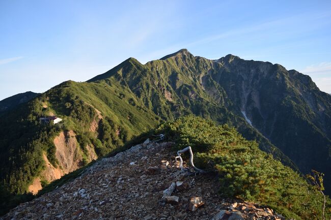 北アルプスの高山には暫く登っていない。久々に稜線歩きを楽しみたいと、体力の不安がありつつ、鹿島槍ヶ岳思い切って行きました。季節は、もう高山植物は少なくなっておりますが、美しい山々を展望できました。帰りは、大町温泉郷に立ち寄りました。<br />着替えと食事を入れて20分ぐらいしか滞在せず、バス停に入ったら予定していたバスは本日はなし。次のバスが来るまでバス停で待機。もっとゆっくり入浴すれば良かった。<br /><br />ドラマ撮影<br />帰路、種池山荘でドラマの撮影をしていました。スタッフによると未発表なのでドラマのタイトルは教えてもらえませんでした。しばらく何のドラマかわかりませんでした。女優さんが山荘の名物のピザを食べて、誰かを追いかけるというシーンです。綺麗な女優さんでした。<br />この旅行記を書いていて、ドラマがわかりました。NHK BSﾌﾟﾚﾐｱﾑドラマ「山女日記３」です。撮影で見た女優さんは、夏樹陽子さんでした。若く見えましたね。