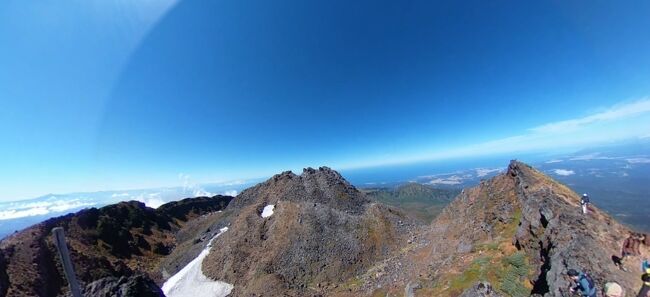 日本百名山となっている山形と秋田の県境＜　鳥海山　＞、山形＜　月山　＞の2座を山形県遊佐町吹浦＜　西浜キャンプ場　＞にベースキャンプを行い、登山してきた。Part１鳥海山、Part２月山の登山旅行記。<br /><br />山仲間が口を揃えてお気に入りNo.１登山に掲げる＜　鳥海山　＞は、いつしか私の中で憧れの登山となっていた。<br />＜　鳥海山　＞は、山形県と秋田県の県境にあって、日本海に面し、標高2,236ｍ。別名を＜　出羽富士　＞とも呼ばれ、山麓周辺の人々の守り神として、古くから崇められてきました。地元信仰の山としての存在も大きく、その姿の美しさとともに心の支えとなっています。日本海に面していることから気象変化は激しく、それだけに四季の彩りも鮮やかです。降雪が豊富な沢水となり、いくつも谷を刻んで広い山裾に流れ、庄内平野の水田を潤し稲を育てています。<br /><br />山形県遊佐町吹浦　＜　西浜コテージ村・キャンプ場　＞<br />美しい松林に囲まれた、海も山も満喫できるキャンプ場。コテージ、中層建物の宿泊棟、屋内運動場の裏には雄大な日本海が広がっており、夏には海水浴や釣りも楽しめるようです。近くには鳥海山もあり、ベースキャンプ登山の拠点にも最適です。<br /><br />