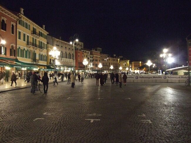 北イタリア2008　ヴェローナ　正月家族旅行<br />ヴェローナはロミオとジュリエットで有名ですが、それ以上に街並みや建物が素晴らしい。<br /><br />　2008年１月２日ミラノ<br />○2008年１月２日ヴェローナ<br />　2008年１月３日ベネチア<br />　2008年１月４日フィレンツェ<br />　2008年１月４日ピサ<br />　2008年１月５日６日ローマ<br />　2008年１月５日６日バチカン