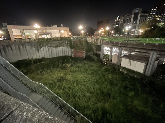 四ツ谷駅前にある「江戸城外堀跡（真田濠地区）」です。<br />仕事で四ツ谷駅を利用ときに見つけた史跡です。<br />この辺りの外堀は、３代将軍の徳川家光の命によって東国の大名が建設したそうです。夕食では、とんかつでビブグルマン（ミシュランガイド）掲載の車力門ちゃわんぶに寄りました。