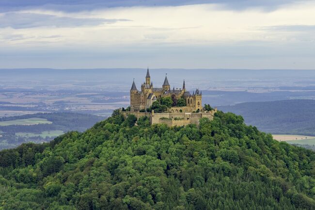 昨年は「フランスの美しい村」を中心にフランス全域を旅行しました。今年はドイツのシュバルツヴァルトやこれまであまり触手が動かなかったスイス、以前レンタカーの故障で十分に堪能したとは言えないドロミテなどを中心に旅程を組み立ててみました。今回の目的は二つ、一つはヨーロッパの有名な峠の幾つかを車で通ること、二つ目はできればドイツの田舎にある蒸留所が経営するガストホフに宿泊し美味しいビールを飲むこととしました。<br />本編は8/20日の記録です。<br /><br />旅程<br />　8/17（水）　HND（11時30分発　NH223）→FRA（16時40分着）<br />　8/18（木）　フランクフルト→ミルテンベルク→ミヘェルシュタット<br />　8/19（金）　モースバッハ→バート・ヴィンプフェン→チュービンゲン<br />　8/20（土）　ホーエンツォレルン城→アルピルスバッハ→シルタッハ<br />　8/21（日）　ハスラッハ→ゲンゲンバッハ→シュロス・スタウフェンベ<br />                      ルク<br />　8/22（月）　トリベルク→ヒンターツアルテン→シャフハウゼン→シュ<br />　　　　　　　 タイン・アム・ライン<br />　8/23（火）　ザンクトガレン→アッペンツェル<br />　8/24（水）　ルンゲルナー湖→ブリエンツ登山鉄道→マイリンゲン<br />　8/25（木）　グリムゼル峠→ヌフェネル峠→サンゴダール峠→フルカ峠<br />                     →ズステン峠→アンデルマット<br />　8/26（金）　ズステン峠→プリエンツ湖→ラウターブルンネン→ミュ <br />                     ーレン→アンデルマット<br />　8/27（土）　オーバーアルプ峠→トゥルン→（カートレイン）→<br />                     リヴィーニョ湖→ステルヴィオ峠→トラフォイ<br />　8/28（日）　メラーノ→カレッツア湖→サンチプリアーノ<br />　8/29（月）　ポルドイ峠→コッレ・サンタルチーア→ジアウ峠→<br />                     ファルツァレーゴ峠→コルヴァーラ<br />　8/30（火）　ガルディーナ峠→ポルドイ峠→セッラ峠→セルヴァディ・ <br />                      ヴァル・ガルディーナ→フェダイア湖→コルヴァーラ<br />　8/31（水）　ミズリーナ湖→オウロンゾ小屋（トレチメ）→サンマッダ <br />                      レーナ<br />　9/01（木）　ガイスラー山群ハイキング<br />　9/02（金）　ブレッサノーネ→オーバーンベルク・アムブレンナー→<br />                     インスブルック→ゼーフェルト<br />　9/03（土）　エールヴァルト→ホーエンシュバンガウ→バート・ヴァリ <br />                      スホーフェン<br />　9/04（日）　ネルトリンゲン→ディンケルスビュール→エルヴァンゲン<br />　9/05（月）　シュウェービッシュ・ハル→バート・メルゲントハイム→<br />                     ヴァイカースハイム→クレクリンゲン→ズルツフェルトア <br />                     ムマイン<br />　9/06（火）　ヴュルツブルク→フランクフルト→マインツ　<br />　9/07（水）　FRA→ＨＮＤ<br />　9/08（木）　HND→KIX<br />