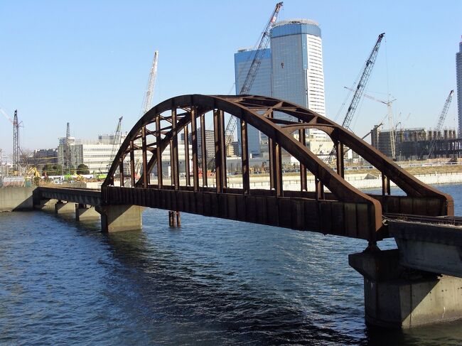 東京都中央区晴海２丁目と江東区豊洲２丁目を結ぶ東京都港湾局専用線の晴海橋梁(旧晴海鉄道橋)が再利用されようとしています。<br />遊歩道としての計画は以前からあったようですがやっと再利用に向けて耐震補強工事が始まりました。<br />２００６年（平成１８年）に撮りためておいた写真を公開します。<br /><br />