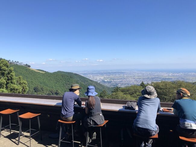 1年のほとんど、雲がかからない山頂（当社比）を持つ大山。この地域のシンボルで、小田急線で都内からたくさんのハイカーがやって来る山です。<br />天気がとてもいいので、運動がてら大山中腹の阿夫利神社まで行ってきました。<br />ケーブルカーはワンコもOKです。<br /><br />