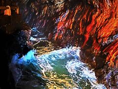 南紀白浜24　三段壁洞窟a　海蝕洞窟‐地下36ｍの光景　☆十像岩・潮吹き岩・波濤音轟いて