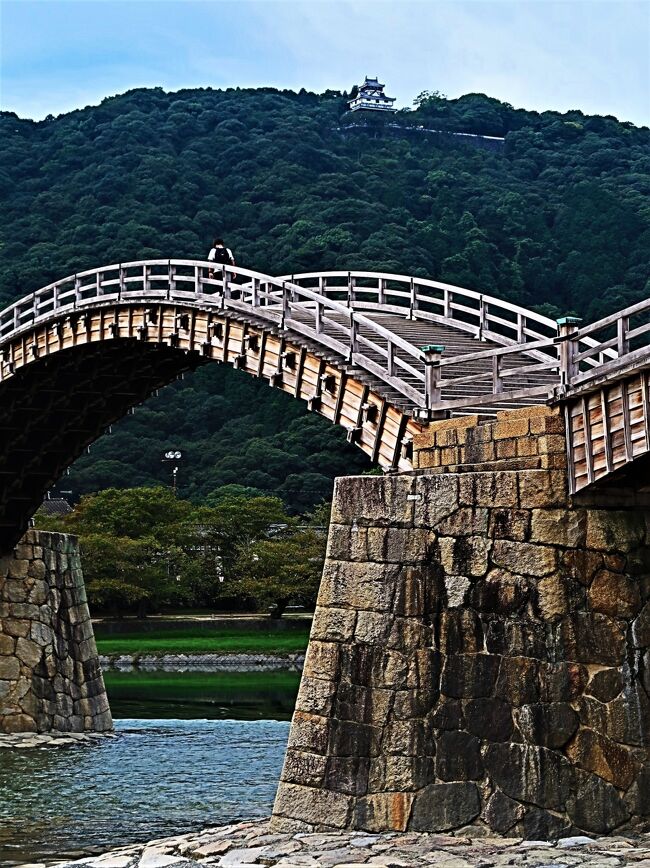 錦帯橋（きんたいきょう）は、山口県岩国市の錦川に架橋された、5連の木造アーチ橋である。<br />日本三名橋や日本三大奇橋に数えられており、名勝に指定されている。「錦帯橋」という美名は、完成後に定着した説が有力とされている。<br />5連のアーチからなるこの橋は、全長193.3メートル、幅員5.0メートルで、主要構造部は継手や仕口といった組木の技術によって、釘は1本も使わずに造られている。 石積の橋脚に5連の太鼓橋がアーチ状に組まれた構造で、世界的に見ても珍しい木造アーチ橋として知られる。 また美しいアーチ形状は、木だけでなく、鉄（鋼）の有効活用がなされて初めて実現したものである。杭州の西湖にある堤に架かる連なった橋からヒントを得て、1673年に創建された。西湖の錦帯橋とは2004年に姉妹橋となっている。現在、そのほとりには、錦帯橋友好の石碑が建立されている。桜の名所として、吉香公園と共に日本さくら名所100選に選定されている。<br /><br />錦帯橋は1673年（延宝元年）に、岩国藩主吉川広嘉によって建造されたものである。初代岩国領主の吉川広家が岩国城を築城して以来、岩国城と錦川を挟んだ対岸にある城下町をつなぐ橋は数回架けられているが、錦川の洪水により流失していた。<br />3代領主の広嘉は、洪水に耐えられる橋を造ることに着手する。広嘉がある日、かき餅を焼いていたところ、弓なりに反ったかき餅を見て橋の形のヒントを得たという。また、明の帰化僧である独立性易から、杭州の西湖には島づたいに架けられた6連のアーチ橋があることを知り、これをもとに、連続したアーチ橋という基本構想に至ったともいわれている。アーチ間の橋台を石垣で強固にすることで、洪水に耐えられるというのである。<br />延宝元年（1673年）6月8日に基礎の鍬入れが始められ、児玉九郎右衛門の設計により、石で積み上げられた橋脚を川の堤防に2個、中間に4個の計6個築き、その上から片持ちの梁をせり出した木造の5連橋を架けた。広嘉は近くに住居を構えて自ら架橋工事の監督を行い、扇子を開いてアーチ橋の湾曲の形を決定したという。同年10月、錦帯橋は完成し、地元で家内睦まじいことで評判の農家清兵衛の一家12人による渡り初めが行われた。しかし、翌年の延宝2年（1674年）、洪水によって石の橋脚が壊れ、木橋も落ちてしまったので、同年、家来に石垣の研究をさせて橋台の敷石を強化し再建した]。この改良が功を奏し、その後は昭和期まで250年以上流失することなく定期的に架け替え工事が行われ、その姿を保った。<br />なお、橋は藩が管理し、藩内では掛け替え・補修の費用のために武士・農民など身分階級を問わず「橋出米」という税が徴収されていた。ただし当時、橋を渡れるのは武士や一部の商人だけで、一般の人が渡れるようになるのは明治に入ってからであった。<br />明治時代になり橋を管理していた岩国藩が消滅すると、1895年に地元有志による「錦帯橋保存会」が設立され、掛け替え資金の募集を行うようになる。<br />1922年3月、史蹟名勝天然紀念物保存法により名勝の指定を受ける。<br />1950年（昭和25年）9月14日、折からのキジア台風により第四橋の橋脚から崩壊し、錦帯橋はほぼ完全に流失してしまう。276年間流されなかった錦帯橋が流失した原因としては、橋の補修が疎かになっていたことや、上流域の森林伐採が進み保水力が落ちていたこと、大量のバラス（砂利）を採取したことで河床の落差が急に大きくなっていたことなどの要因が指摘されてもいる。翌1951年から復旧工事が始まり、1953年（昭和28年）に再建が完了。コンクリート製での再建案もあったが、市民の求めで木製で再建された。<br />2001年（平成13年）より2004年（平成16年）に26億円をかけて、約50年ぶりに橋体部分の架け替え工事が行われた。工事は各年の晩秋から早春の、錦川の水量が減る時期に施工された。<br />2005年（平成17年）9月6日から翌7日にかけて九州北部・山陰沖を通過した台風14号により、第一橋の橋脚2基が流失した。後に約4000万円かけて復旧工事が行われ今に至る。<br /><br />川幅約200メートルの河川内に4つの橋脚を持つ5連の木造橋で、中央3連がアーチ橋、両端が桁橋構造を持つ反橋となっている。長さはアーチ橋が35.1メートル]、桁橋は34.8メートル。<br />アーチ橋の構造は、左右の橋脚を起点に橋桁の1番桁から11番桁まで順次勾配を緩めながら先に突き出るように重ねていき、9番桁鼻間に大棟木（おおむなぎ）、10番桁鼻間に小棟木を入れる。<br />こうした構造形式は世界的にも珍しく、ユネスコの世界遺産に登録されている橋梁の中にも、類似の構造をもった木造橋は見られない。<br /><br />現在の橋体に使われている木材はアカマツ、ヒノキ、ケヤキ、クリ、カシ、ヒバで、木材の特性により使い分けられている。平成の架け替えの際は全国から約7年かけて木材が集められ、100％国産材で造られた。なお、桁橋の橋杭には本来のマツに代え、腐りにくい青森県産のヒバが初めて使われた。<br />一方、橋脚の石垣や河床の石畳は創建後に造り替えられた記録はなく、昭和の再建の際も崩壊した石材を集めて造り直された。このため、錦帯橋で唯一、創建時の部材が残っている箇所と言われている。ただし石垣の内部には、昭和の再建の際にコンクリートが打ち込まれている。<br /><br />錦帯橋は、創建時から現代までの修復記録が藩政の史料などでほぼ完全に残り、歴代の大工棟梁の人物名も全て分かっている。<br />記録によると、江戸期にはアーチ橋（第二、第三、第四橋）は約20年ごと、桁橋（第一、第五橋）は約40年ごとに架け替えられ、橋板や高欄は約15年ごとに取り替えられてきた。現代までに行われた架け替え工事の回数は、第一橋10回、第二橋14回、第三橋14回、第四橋16回、第五橋9回である。橋自体は50年以上持つにもかかわらずこうした手法が採られたのは、大工技術の継承の意味合いが大きかったと推測されている。<br />現存する絵図面は、2回目の架け替えとなる1699年（元禄12年）のものが最古。そのほかにも12枚が残る。これらの架け替え記録から、架け替えのたびに改良が加えられ、1796年（寛政8年）の改良で現在の形状が定まったことがわかっている。以後210年間、形状や意匠の変更はされていない。<br />平成の架け替えの際は、こうした古図をもとに当時の技術の再現をめざすため、設計や測量は全て尺貫法で行われた。釘もステンレス製などは一切使わず、手打ちしたたたら鉄の和釘が使われた。<br />江戸後期には架け替えに必要な用材を確保するため、計画的な植林がされていた記録が残っている。現代においても、岩国市は将来にわたって架け替え材の自給をめざす「錦帯橋用材備蓄林200年構想」を打ち出して植林活動を実施している。<br /><br />1966年以降は、観光客から「入橋料」を徴収し、掛け替え・管理の財源に充てられるようになった。「通行料」ではなく、往復同額である。<br />（フリー百科事典『ウィキペディア（Wikipedia）』より引用）<br /><br />【錦帯橋】岩国市公式ホームページ　については・・<br />http://kintaikyo.iwakuni-city.net/<br />