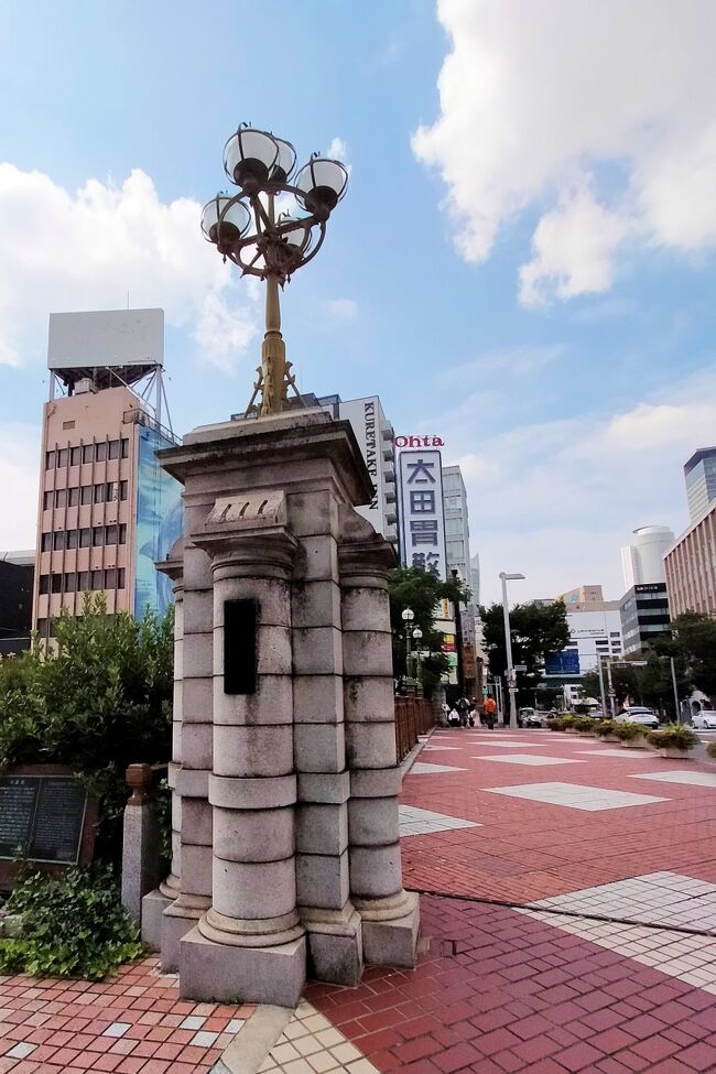 ■ 歯科医院に行った後、伏見から名古屋駅までいつもの広小路通りコースを散策しました。<br />9月下旬とはいえ、日差しは強くまだ暑い。広小路通りの街路樹の下を歩いていきます。<br />木陰を抜ける風が心地よい。<br /><br />■ ランチは、おらが蕎麦でいつものかき揚げ蕎麦を注文。<br />お店の蕎麦はボリュームあり、カラッと揚がったかき揚げがおいしい。リーズナブルの価格もうれしい。<br /><br />■ 自宅へのお土産は、これもいつもの御座候４個。<br />小豆餡の赤が好きだが、たまには白あんをと、1個入れることにした。<br /><br />■ 今、宝くじハロウィンジャンボの発売時期。<br />名古屋駅界隈では毎回必ず1等が出る売り場がある。<br />この売り場で連番１０枚購入する。<br />