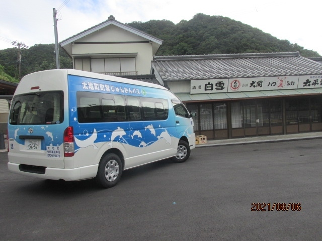 僅か１００円の町内循環バスで、太地町をぐるりと１周できて、随分と安上がりな観光ができた。ミニバスの小さな窓からの眺めで視界は限られたが、それでも１００円と言う料金を考えたら、充分満足できる観光だった。地方の田舎の人は一概に保守的で、部外者との接触を避ける傾向があるが、この町の人は特にその傾向は強いかも知れない。丘の上の住宅地からそれぞれ二人の老人が乗車してきたが、顔馴染みの運転手とは気安い会話をするものの、当方どこから紛れ込んできたのか分からない異邦人には、一瞥しただけで、目線を避けている。厄介者には巻き込まれたくない、と言った感覚だ。いや或いは都会人からのコロナ菌の感染を恐れているのか・・<br /><br />この町は１０数年前にリリースされた映画「The　Cove」で一躍有名になった。クジラの囲み漁。それで多くの日本人はこの町の伝統捕鯨を知ることになり、多分多くの人も観光で押しかけて来たのだろう。それ以上に一部の外国人、反捕鯨団体やら動物愛護団体が押しかけてきて、この町を反捕鯨のシンボルにしようと押し立てた。映画監督の意図がどこにあったのかは自分には分からないが、グリーンピースやシーシェパードを始めとする何等かの悪意乃至背後関係を持った過激団体に利用され、この町は揉みくちゃにされた。そうした過去の苦い経験を持っているこの町の人々は、外部からの人間を殊更警戒するのだろう。<br /><br />ホステル「ニーチェ」の主人も巡回バスの運転手もこの町で生まれ育った人間ではないが、永らくこの町に住み、生活している。が、根っからの地元民ではないにしても、ザ・コーヴ、クジラ漁の話題には避ける気配があった。元々二人は撮影現場となったコーブ、その洞窟には行ったことのない口ぶりだった。彼等がこの町を代表する訳ではないとしても、町の人々の気持ちを代弁しているかのごとき雰囲気だった。映画撮影がこの町の人々からクジラ漁の話題を避けているかのごときだった。この町の人々にとっては、罪作りな映画で、心のトラウマとして深く残っている感じでもあった。<br /><br />それに比べ、落合博満については、彼等から積極的に話を持ってきた。自分は彼等から話を聞くまで、落合記念館がこの町にあることを知らなかった。落合博満。野球選手としても監督としても素晴らしい成績を残し、数度の三冠王、ホームラン王、リーグ優勝、シリーズ優勝の栄冠に輝いている。だがその活躍ぶりとは裏腹に、マスコミからちやほやされ、持ち上げられた記憶は自分にはなかった。秋田男鹿半島出身で、現菅総理同様に、口下手な点がマスコミ受けしないマイナス要素になっていたのかも知れない。マスコミの評価とは別にこの町の人々にとって、球界の大英雄がこの町を愛し、更には記念館を作ったことに誇りを持っていた。宿の主人もバスに運転手も、沢山のフアンが落合記念館にやって来ることを誇らしげに話していた。本州の最北の半島に生まれ育った落合が、本州の最南の半島に居を構え、終の棲家とする。良い話ではないか。そうだ、自分ももう一度ここ太地に来ることがあれば、今度は落合記念館も観光ルートに組み入れよう。<br /><br />高台の住宅地を巡回したミニバスは坂を下り降りて最初に乗車したバス停の前を通り、港の端にある中規模の民間病院の前で二人の客を下ろし、道の駅の前を通って太地駅に到着した。この道の駅が現在営業中かどうかは不明だったが、駐車している車も無く、この中にある筈の鯨料理のレストランも開いているとは思えなかった。それでも駅前の酒店は、昨夕はシャッターを下ろしていたが、今日の今の時間、シャッターは開けられていたが、ここも又、人の気配は皆無だった。原因が過疎化なのかコロナ禍なのか、自分には判断し兼ねることだった。