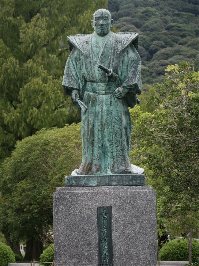 吉香公園（きっこうこうえん）は、山口県岩国市横山地区にある都市公園（総合公園）である。桜の名所として知られている。錦帯橋と共に日本さくら名所100選に選定されている。<br /><br />当公園は、1885年（明治18年）に旧岩国藩主であった吉川家の氏神社である吉香神社が現在の所在地（吉川氏の居館跡）へ移設されたのに合わせ、同神社の境内および付属地が庭園として整えられたのを始まりとする。その後、1968年（昭和43年）4月18日に都市計画公園の総合公園の指定を受け、今に至る。<br /><br />吉香神社の庭園としての吉香公園（横山公園）の公園計画を立案したのは、吉川家の家令に任じられていた下連城である。<br />総合公園としての吉香公園には、前出の吉香神社の境内および付属地に加え、旧制岩国中学および後身の山口県立岩国高等学校が1968年（昭和43年）5月31日まで校舎として用いていた用地（以下、横山校舎跡地と表記）なども組み入れられた。都市計画公園としての吉香公園の区域には、紅葉谷公園や岩国城天守閣および天守閣が再建されている通称・城山の横山二丁目側の山麓一帯も、含まれている。<br />吉香公園自体は紅葉谷公園の部分を含めて、年中無休。入場も無料である。<br /><br />錦帯橋を渡った先にある表玄関に当たる場所には、現在広く知られている意味での吉香公園が広がっている。公園入口に吉川広嘉像が建立されている。<br />岩国徴古館：吉川家とゆかりの深い美術工芸品や歴史資料などを陳列している施設。1945年（昭和20年）に建物完成。<br />旧目加田家住宅：岩国藩の家臣、目加田家の住居。中級武家屋敷の様式を残す。国の重要文化財。<br />香川家長屋門：岩国藩の家老に列せられた５家の一つ、香川家の長屋門。山口県指定の文化財。<br />吉香花菖蒲園：吉川氏の居館跡の内堀を総合公園として整備した際、菖蒲園にしたもの。<br />岩国城ロープウェイ：城山の峰と山麓下を結んでいる公共交通機関。<br />シロヘビ観覧施設（岩国シロヘビの館）：観光客向けの観覧に供するシロヘビを飼育する施設。財団法人 岩国白蛇保存会による運営。<br />（フリー百科事典『ウィキペディア（Wikipedia）』より引用）<br /><br />吉香公園　については・・<br />http://kankou.iwakuni-city.net/kikkoukouen.html<br />