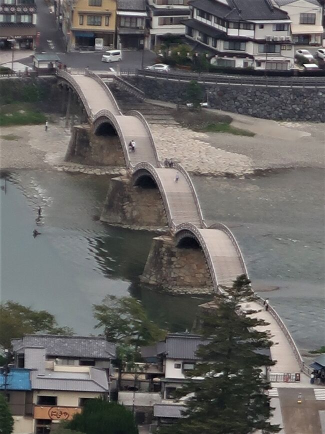 岩国城（いわくにじょう）は、山口県岩国市横山に存在した日本の城（山城）。<br />江戸時代初期は岩国領の居城となり、山城である横山城は本丸を中心として南西に二ノ丸、北東に北ノ丸、ほかに水の手などの曲輪が配置され、麓には、「御土居」が築かれた。<br />本丸には4重6階の天守などを上げていたが、廃城後は天守は破却されて土居が陣屋として存続した。城下と城を隔てる錦川には錦帯橋が架けられ、特徴的な景観を作り出している。城下町はこの錦帯橋の道筋を基準に整然と整備された。<br />現在、御土居跡は、吉香公園（きっこうこうえん）として整備され、横山山頂には再建天守がある。<br /><br />慶長5年（1600年）関ヶ原の戦いに敗れた毛利輝元は領地を大幅に削減され、広島城から萩城に移封となった。同時に一族であり毛利家存続に注力（結果的に毛利家は領土を大幅に削減された）した吉川広家も同時に米子城から当地に3万石で封じられた。<br /><br />慶長5年10月には家臣団が、慶長6年（1601年）には広家がこの地に赴任した。広家赴任と同時に岩国城の築城が開始された。麓に平時の居館となる「土居」と、戦時の城「横山城」が横山山上に築かれた。築城には8年の歳月が費やされ、まず翌慶長7年（1602年）に土居が完成した。横山城の築城が開始され、慶長13年（1608年）に竣工した。本丸には4重6階の唐造りの天守が建造された。しかし、元和元年（1615年）に幕府の一国一城令により横山城が破却され廃城となった。その後、麓の土居は岩国領の陣屋として、また慶応4年の立藩後はその陣屋として、明治維新まで存続した。<br />当藩は明治維新の年、慶応4年（1868年）にようやく独立の藩として認められたが、明治4年（1871年）には廃藩置県によって廃藩とされたため、正式に独立した藩の藩庁として機能した時期はわずかだった。<br /><br />1962年（昭和37年）3月21日、本丸南側に「天守構造図」という絵図を元に鉄筋コンクリート構造によって復興天守が建てられた。設計は、藤岡通夫（東京工業大学教授）による。本来の天守台は約30m離れた本丸北側にあったが、麓からの見栄えを重視して建設された。現在見られる、本来の天守台は平成7年（1995年）に発掘復元されたものである。山上には、他に石垣や堀の遺構がある。<br />2006年（平成18年）4月6日、日本100名城（74番）に選定された。<br /><br />現在、山上と吉香公園のある山麓はロープウェイ（岩国城ロープウェー）で結ばれており、2013年4月から岩国市の指定により錦川鉄道が運営管理している。<br />（フリー百科事典『ウィキペディア（Wikipedia）』より引用）<br /><br />岩国城ロープウェイ　については・・<br />https://www.iwakuni-kanko.com/kikko/ropeway/index.php<br /><br /><br />