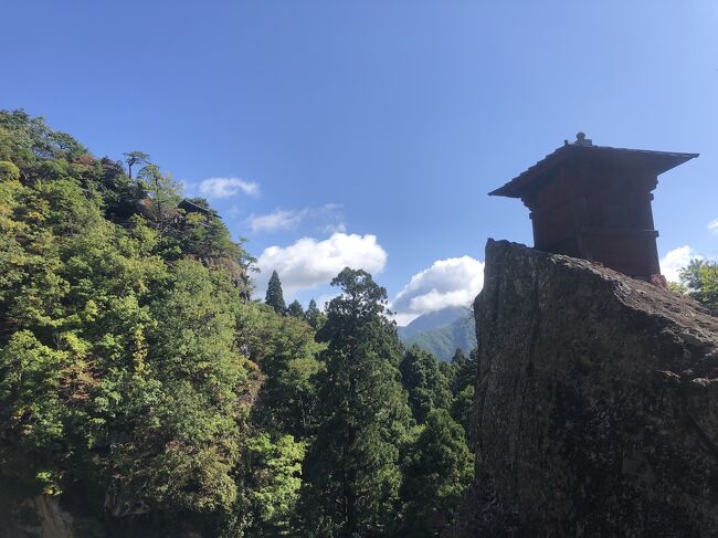 31年ぶりに山形県山形市の山寺こと立石寺を参拝。1100とかいう石段を無事踏破し、山形市中心部の霞城公園を通り抜け、ソウルフードのどんどん焼きをいただいて、初訪問の蔵王温泉で1泊。翌日は、蔵王温泉から山形駅経由で宮城県仙台市の楽天生命パーク宮城へ出て、楽天・ロッテ戦をロッテファンとして観戦してきました。メインは野球観戦。山寺と蔵王などの山形市の旅は、いわゆるビフォーみたいなものです。<br /><br />先週のオリックスとの3連戦3連敗は、ロッテには痛すぎましたね。特に、3試合目は3ー1で勝利目前の9回二死からT-岡田に逆転3ランを喰らい、あと1つ勝てばマジック18点灯のところを阻止されました。あげくオリックスに再び首位を取られ、1.5ゲーム差の2位ですわ。26年前の同じカードで、首位オリックスがあと1つ勝てばリーグ優勝だったところを、2位ロッテに3連敗してリーグ優勝を阻止されたことへの逆襲だったのかしら。<br /><br />今回観戦した試合はロッテが2ー0で勝利し、連敗を4で止めました。ロッテ先発小島は味方のエラーや拙攻にも動じず、楽天先発の「テレビで見ていた投手」(小島談)田中将大に投げ勝ち完封勝利。田中将大も初回の2失点以外は粘り強く投げ、9回完投負けにはなってもさすがのピッチングを披露。試合時間も2時間半足らずで終わりましたわ。
