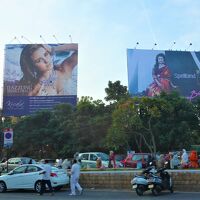 初めてのハイデラバード 25 (出張のついでに17ｰ25) ホテルをチェックアウトし空港へ。インドならではのアーリア系美人(?)の巨大広告！