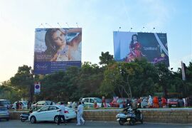 初めてのハイデラバード 25 (出張のついでに17ｰ25) ホテルをチェックアウトし空港へ。インドならではのアーリア系美人(?)の巨大広告！