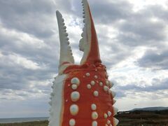 食欲の秋北海道ツアーでカニ食べ比べ３日間、巨大なカニの爪オブジェ。