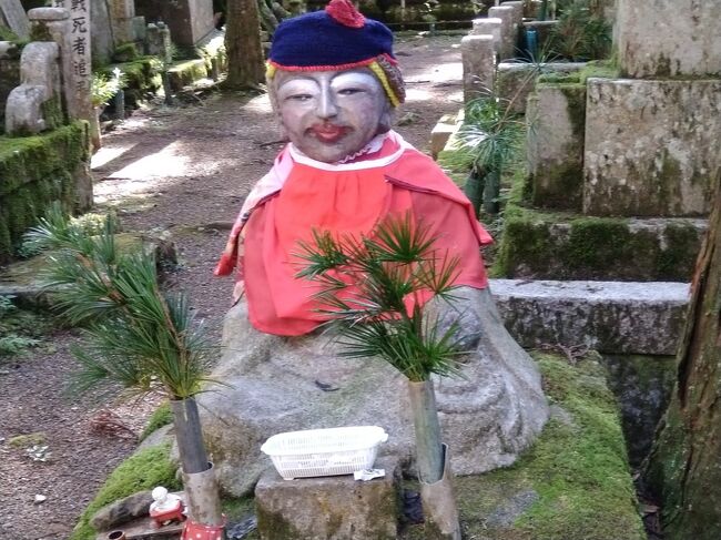 学生時代からずっと行きたいと思っていた「高野山」　これまで何度か計画を立てるものの北九州からは交通の便が悪く断念するを繰り返していました。ところが最近になって、往復フェリーを利用してピンポイントで高野山だけ観光する格安のツアーを発見。御朱印集めに嵌っている妹を誘って久しぶりの、主人や母、子ども抜きの姉妹だけの旅行を決行しました。妹は熊本に住んでいます。ツアーは北九州発なのでＪＲで北九州まで来てもらいました。