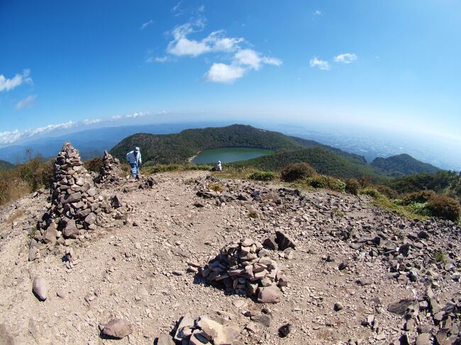 先月訪れた赤城山へ再度日帰りで登山に行ってきました。前回は黒檜山（標高1828Ｍ）と駒ヶ岳（標高1685Ｍ）に登りましたが、今回は長七郎山（標高1579M）・地蔵岳（標高1674M）に登りました。30度近い気温の中、汗びっしょりでおよそ4時間弱歩きました。<br /><br />【赤城山ビジターセンター⇒覚満淵⇒鳥居峠⇒小地蔵岳⇒長七郎山⇒小沼⇒八丁峠⇒地蔵岳⇒大沼⇒赤城ビジターセンター】