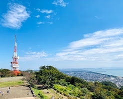 平塚市の「さとふる(ふるさと納税)」でみかんパンを見つけました。お店では販売即完売とか...<br />昨日の炎天下テニスの疲労からトレッキングは止めて、バイクで湘南平山頂へ。<br />湘南平山頂？の売店で販売しているとの情報を得て買いに行きましたが、土日祝日は休みとのことでした。<br />お店のオジサン曰く、「高いけど美味いよ。グランプリに輝いたんだから。」<br />下山後、大磯町大磯にある創業明治２４年の新杵に行き、西行饅頭、石衣を買いました。<br />往復２６キロの旅？でした。