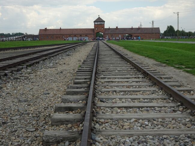 アウシュヴィッツ・ビルケナウ博物館<br />Miejsce Pamięci i Muzeum Auschwitz-Birkenau<br /><br /> ベルリンの壁やテロのトポグラフィー、アムステルダムのアンネの隠れ家を経て、ここに来なければと思っていたがようやく実現した。(この旅行記は2019年5月のものです。)<br />オシフィエンチムOświęcimにあるナチスがつくったユダヤ人の強制収容所。ドイツ人が名付けたアウシュヴィッツの方が名が通っている。大量虐殺、人種差別による民族絶滅政策(ホロコースト)が行われた場所。語り継がなければならない。2度と同じ悲劇を繰り返さないように。<br /><br />人間を差別することから、いじめをすることから、見て見ぬふりをすることから、始まる悲劇。ヒトラー1人が起こしたことではない。狂気に走った時代にいたときに自分は人として正しいことを貫くことができるのだろうか。<br />コロナ禍の今、改めて考える。排他的に考えていないか、個人を見ずにグループに分けてラベルを貼っていないだろうか。弱者のことを考え、いたわることができるだろうか。<br /><br />※展示物の写真を含みます。直接的なものはありませんが、ここで起こったことを考えるとショッキングなものです。<br /><br />-------------<br />Twitter<br />Auschwitz Memorial<br />@AuschwitzMuseum<br />Official account EN. The Memorial preserves the site of the former German Nazi Auschwitz concentration and extermination camp.<br />このアカウントでは毎日、亡くなった方を紹介している。それぞれの命があり、人生があった。