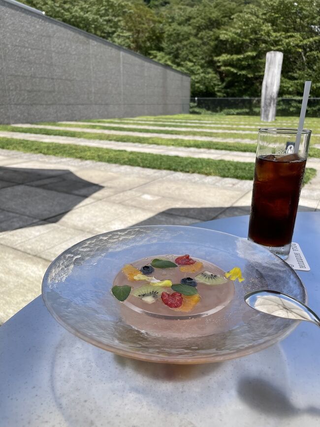 遅い夏休みに県境跨がずで箱根一泊に…<br /><br />今回宿泊の、箱根仙石原の森の中に包まれた"ホテル箱根リトリートföre" へ<br />自然を間近で感じ、慌ただしい日々からゆったりとした時間が流れます<br /><br />2日目の朝は『cafe&lounge』で、こだわりのコーヒーサービスから… <br />朝食までに一口パンも頂けます(^^)<br /><br />楽しみにしていた朝食ビュッフェは<br />夕食と同じレセプションも兼ねたガラス張りの棟の『woodside dining』で♪<br />オープンキッチンに並んだお料理と、カフェと同じく毎朝工房で焼き上げられたパンや、おすすめの いでぼく牛乳 、サラダやフルーツ付け合わせなども種類あり<br />楽しく美味しく頂きました♪♪<br /><br />チェックアウト後は、ホテルから近かった"ポーラ美術館"に寄りました<br />現在 <br />"MONET In The Light" モネ -光のなかに<br />開催中でした (21.4.17~22.3.30)<br />展示室3.4のみの期間でしたがモネの企画展で良かったです(*^^*)<br />ちょうど9月が誕生月で、モネの絵のオリジナルポストカード頂きました!<br />お天気だったので 「森の遊歩道」も気持ちよくお散歩♪<br /><br />RESTAURANT『array』では<br />モネにちなんだデザートメニューも♡<br />テラス席で~<br />おすすめデザートの"睡蓮"ドリンクセットは、<br />仕上げにノンアルコールスパークリングワインを注いでくれる華やかな演出<br />期間限定メニュー の"積みわら"はモンブラン<br />本日のパスタとランチに~~<br /><br />帰りは、家族がリモートをするってことで安定のスタバへ<br />で、またまた御殿場アウトレットに(^^)<br />最後にシェイクシャックで夕食にして帰宅しました~<br /><br />どおにかお天気にも恵まれ箱根でリフレッシュしてこれました(*^^*)