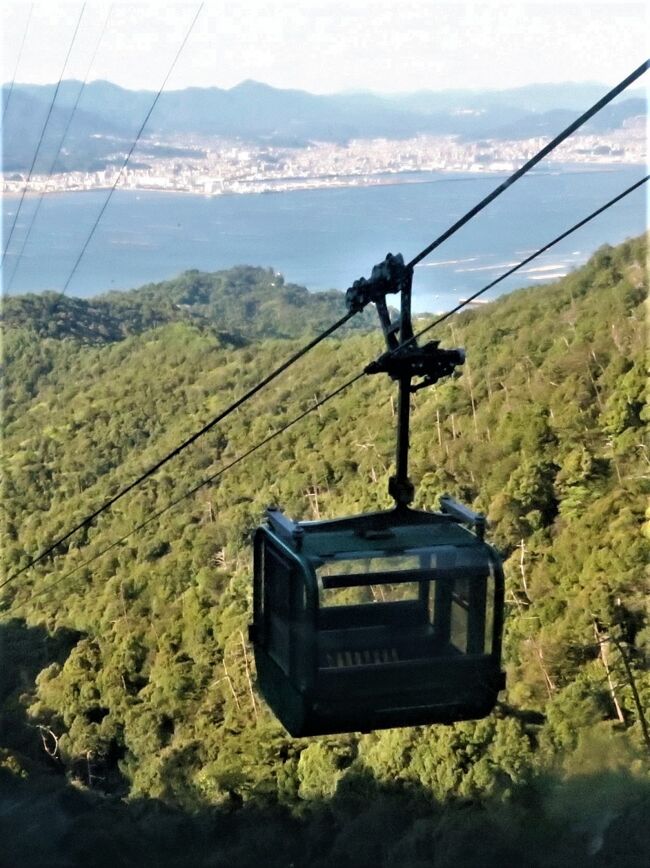 宮島ロープウエーでは、循環式と交走式の2種類の方式のロープウエーを連絡し運行する、日本では珍しい方式で営業をしています。<br /><br />紅葉谷線　紅葉谷（もみじだに）～榧谷（かやたに）<br />自動循環式ロープウエーは、少人数乗りの搬器を所定の間隔で順次出発させるもので、輸送力を一定に保ちながら長い距離を輸送するのに適しています。<br />傾斜長	1102m　最大高低差	288m<br />支索最急勾配	26°24′　運転速度	2.0m/sec<br />支柱　	鉄骨構造4脚式　基数	5基<br />最大間隔	337m　最大高さ	30m<br />種類	閉鎖式旅客用（4輪）バランス式キャリヤー付き<br />自重	550kg　最大乗車人員	8人　車体材質	アルミ<br /><br />獅子岩線　榧谷（かやたに）～獅子岩（ししいわ）<br />交走式ロープウエーは、2台の客車が山頂と山麓を交互に往復するシステムで、大きな搬器を用いて一度に多くの乗客を運ぶことができます。高速運転も可能で、長い距離を短い時間で結びたい場合にも適しています。<br />http://miyajima-ropeway.info/ropeway/　より引用<br /><br />宮島ロープウェイ　については・・<br />http://miyajima-ropeway.info/<br /><br />