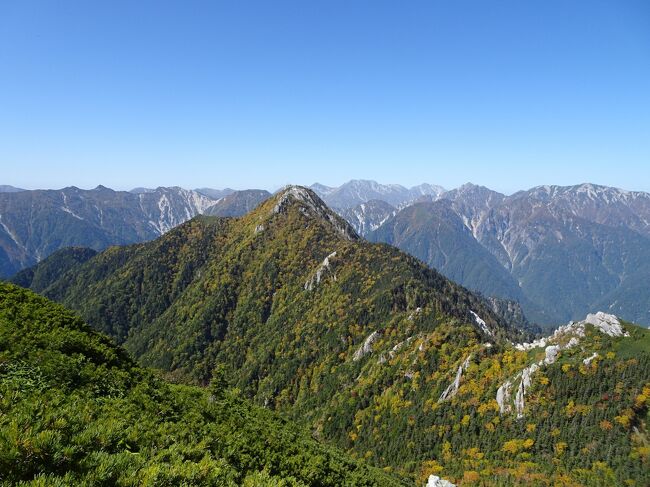 北アルプスで残り少なくなった未踏の稜線を歩いて、人が少なくマイナーな餓鬼岳と唐沢岳に登ってきました。2日目は快晴に恵まれ、北アルプスの絶景を楽しめました。<br /><br />＜旅程＞<br />【1日目(10/2土)】<br />　松本10:41→穂高10:59（JR）<br />　穂高駅11:10→中房温泉12:05（バス）<br />　中房温泉12:11-13:44合戦小屋-14:22燕山荘15:37-15:53燕岳16:28-16:43燕山荘（徒歩）<br />【2日目(10/3日)】<br />　燕山荘4:51-5:11燕岳-5:21北燕岳-6:21東沢乗越-6:48東沢岳6:55-8:57餓鬼岳小屋9:04-9:07餓鬼岳9:12-10:54唐沢岳11:08-13:00餓鬼岳13:11-13:14餓鬼岳小屋13:20-17:04白沢登山口-18:00信濃常盤駅（徒歩）<br />　信濃常盤18:05→18:55松本（JR）