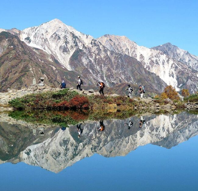 9月下旬に東北の紅葉巡りをした後、10月に入って二度目の紅葉巡りのチャンスをうかがっていたところ、10月３日（日）と4日（月）が長野県が快晴という天気予報。残念ながら月曜日は避けられない予定が入っていてあきらめていたところ、当日の昼過ぎに予定が火曜日に延期されたのを幸いに、急遽出かけることに。一時間で宿の予約等準備を整え、八方尾根へと向かいました。（表紙写真は、八方池に映りこむ白馬三山）