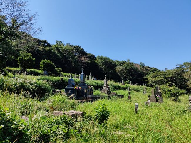 小値賀島・野崎島に行ったときに長崎の世界遺産群を学び、黒島もその一部だということで行ってみました。<br />黒島は天主堂も素敵ですが、一番見入ってしまったのはキリシタンのお墓です。<br /><br />ついでに平戸島や生月島も訪れました。<br />平戸島にも世界遺産群の一部である、春日集落があります。<br />私は世界遺産ハンターではないけど、こうゆうのを制覇しに行くのも悪くはないでしょう。<br /><br />黒島観光協会<br />https://kuroshimakanko.com/<br /><br />黒島旅客船情報<br />https://kuroshimakanko.com/index.php/view/172<br /><br />フェリー・アクセス・駐車場情報<br />https://kuroshimakanko.com/index.php/view/76<br /><br />ランチ<br />海鮮さざんか<br />電話で事前予約