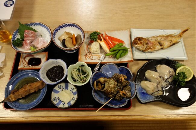 今回の旅の目的は笹川流れを陸・海の両方から見る事でした。それを最優先する為に宿だけは確保しておいたものの、3泊3ヶ所の距離は20キロ程度で、旅程は天候などによって臨機応変に決められるようにしておきました。<br />お蔭様で雨は朝のうちに上がり、この日のうちに歩ける目処が立ちました。なので村上の町中散歩は最終日に廻し、宿のシャトルバスが連絡する羽越本線で早速(約30分待ちで)移動。<br />出発前にあちこち連絡して、11キロを往き来するレンタサイクルを探したのですが、観光協会などはコロナ禍で貸出し中止中です。そもそも潮の影響で車さえ錆びるから、チャリ乗ろうって人居ないんだよ、とは宿のオーナーさんの弁。それじゃ自力で歩くしかないよね。<br /><br />例によって岩の景色が続きます。飽きたらスルーしてください