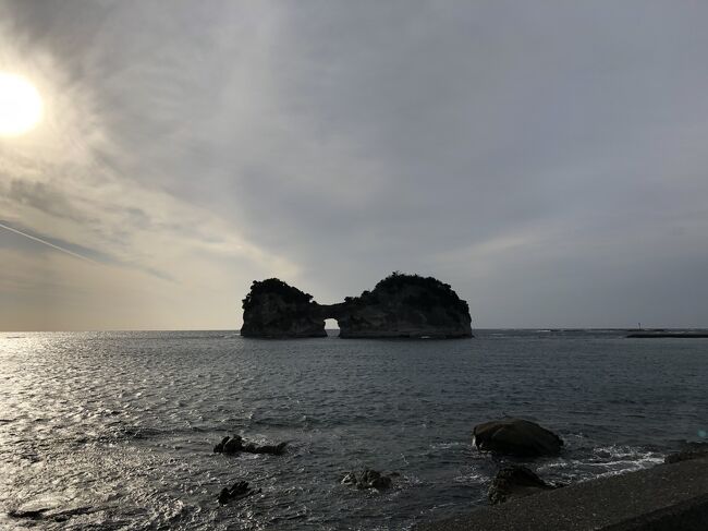 和歌山は白浜温泉に行ってきました。<br /><br />白浜温泉は街歩きと言っても、浴衣を着て温泉街をぶらぶらというわけでは<br /><br />なく、見どころの白良浜、三段壁、千畳敷、円月島といった自然が造り出した<br /><br />絶景は、それぞれの場所が離れているので、バスを利用しての観光です。<br /><br />バスはけっこう本数があるので、とても便利でした。<br /><br />宿泊は白浜古賀の井リゾート＆スパ。<br /><br />客室からの眺めが素晴らしくて、お料理もおいしかったです♪<br /><br />そして、宿泊客だけが楽しめるイルミネーションも。