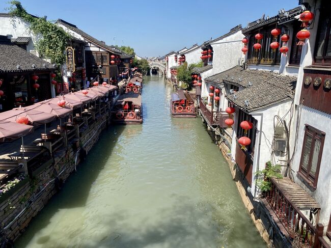 中国国慶節7連休に蘇州へ行ってきました。<br />2日前に急遽蘇州での用事が出来たため、本年4月の蘇州リベンジ?で、観光もして来ようとなりました。(4月は急性体調不良で観光断念)<br />上海から蘇州までは高鉄(中国新幹線)で20数分と隣町的な近さです。<br />定番的な観光処と食べまくりの旅です。<br /><br />G7010 上海11:00⇒蘇州11:25 2等39.5元<br />G8263 蘇州15:19⇒上海15:51 2等39.5元<br /><br />上海在住者の隣町散策ですので、日本からの観光者向けの情報は少ないかもですが、宜しければ覗いてみてください。
