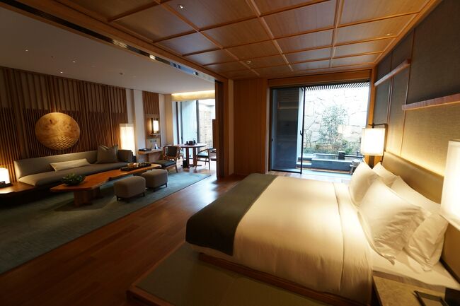 三井がプライドをかけつくり上げた HOTEL THE MITSUI KYOTO<br /><br />コロナのせいで半年開業が遅れたそうな<br /><br />場所は京都二条城のすぐ東側<br /><br />三井というとリッツカールトン東京を思い浮かべるんだけどあそこは少し中途半端なんだよね<br /><br />でもここは三井頑張ったなぁと感じる<br /><br />もともと三井総家の土地だそうで納得<br /><br />部屋はOnsenスイートというカテゴリーで部屋に直接温泉がひかれている<br /><br />わずかに2部屋しかないそう<br /><br />1泊30万円のスイートにしては若干狭い気がするけど上質な素材と空間でおっ三井もやればできるんやと思ったw<br /><br />部屋はリビングとベッドルームを分けることができる仕様になっていてお手洗いは2か所<br /><br />温泉は温度調節が自分で自由にできるので快適<br /><br />ずっと源泉かけ流しでお湯が張られているので気持ちがいい<br /><br />内風呂のレインシャワーはシルクのような感触<br /><br />ぜひ一度あたってほしい<br /><br />タオルウォーマーも完備されていてバスタオルなども使えきれないぐらい沢山おいてくれているのはとてもうれしい<br /><br />不満があるとしたらアメニティーかな<br /><br />まったく心ときめかない質素なもの<br /><br />ここらへんはアマン京都を見習ってください<br />https://4travel.jp/travelogue/11632943<br /><br />ロビーは小さいんだけど中庭は美しい<br /><br />同じグループのリッツカールトン沖縄によく似ている<br /><br />サービスもスマートで滞在中特に不満な部分はなかった<br /><br />深夜小腹が減ったのでピザを頼んだのだがこちらは普通でしたw<br /><br />朝食も朝から天ぷら??って正直驚いたけど素材も味も合格<br /><br />でもサービス税入れたら朝食が7千円超える時代( ̄▽ ̄;)<br /><br />熟年カップルにおすすめです<br /><br />YouTube<br />https://youtu.be/wr6ggHRDtNs <br /><br />Instagram<br />https://www.instagram.com/piconi3/