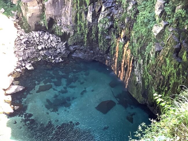 雄川の滝は雄川の上流にある滝で落差46m、幅60mあります。滝までは遊歩道を1200m歩かなければなりません。以前と比べて遊歩道が整備されているので歩きやすいです。雄川の滝を見るには2箇所の展望所があり上流の展望所からは滝を上から眺める、もう一つは雄川渓谷の遊歩道を歩いて滝壺へ繋がる展望所です。<br />カーナビを検索すると上流の展望所を案内するかと思います。Googleマップで雄川の滝を検索して下流の方にカフェがあるのでここをセットすれば間違いなく辿り着けると思います。<br />……………………………………………………………………………………………<br />私の前を走っていた県外ナンバー車が右折するかなと思ったらそのまま走り、私が駐車場に着いて暫くしてからやってきました。話をするとナビが上流の展望所を案内したようです。雄川の滝の看板がさっきの所にあったよねとUターンして来たそうです。