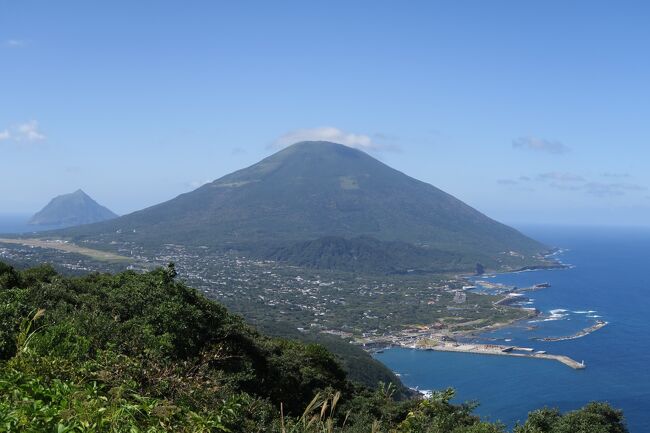 (写真は八丈富士と八丈小島／登龍峠から）<br /><br />今回は都内八丈島に向かい、久しぶりに山に登ってみます。山は5年前の尾瀬至仏で打ち切り以来となります。<br /><br />　●新年会流れ流され忘年会<br /><br />　●いいものはいいといったらいいんじゃね<br /><br />※（有人の）離島巡りは、これで40ぐらいだろうか。<br />北は利尻・礼文、南は小笠原、波照間、西は与那国、そして3年前の五島列島、昨年の対馬・壱岐など　残るは大東島と国後・択捉<br />離島にはなるべく船で渡りたいものですね<br />また、山や欧米のスキーにもよく出かけましたが、もう体力は限界です<br /><br />＜●アスカASKA　という話＞<br />　アスカは「飛鳥」時代と覚えた。ところが奈良に来てみると「明日香」という地名があり、南紀には「阿須賀神社」もある。違和を感じて調べていくと、どうも外来語らしいと感じるようになった。さらに近くの「奈良」や「宇陀」も同じような外来語ではないかと思えてきた。<br />　そのころ「ノストラダムス」の著者五島勉の「アスカ」という本に出合った。彼の説だと昔（石器時代）北インドオリッサ州にアスカという理想郷のような村があって、それが天変地異で住めなくなり、住民は世界各地に散っていったと。<br />(末尾に続く）<br />