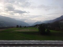 絶景が広がるアルプスの山歩きと鉄道の旅：スイス、リヒテンシュタイン旅行【４６】（2019年秋 ７日目⑪ オーバーエンガディンの夕暮れ）