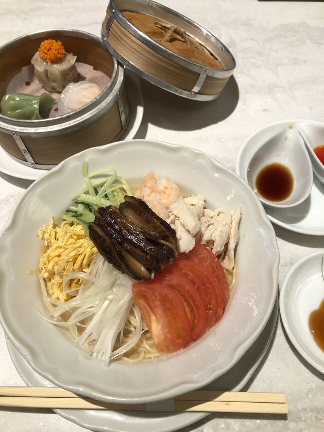 昔々、香港で美味しいご飯を食べながら親友Yちゃんが曰った。<br />「中華料理って世界一だよね!」<br /><br />ぴょんは正直ビックリ(@@!) だってお互い生粋の日本人、そこはやっぱり和食が世界一となるんじゃないの?<br />いやはや、タイ料理も捨てがたい! Yちゃんだってタイ料理大好きじゃん?<br />それに忘れちゃいけないイタリアン! 残りの人生、イタリア料理しか食べちゃいかん!と言われても、ぴょんはたぶん幸せに生きていけるはず。。。<br />そんな悩むぴょんを尻目に、Yちゃんはあっさりと中華が世界一と言い切った・・・<br /><br />時は流れ、stay homeなんて生活を送ってみたら、無性に食べたくなるものが中華料理ということが結構多かったりするみたい。<br />やっぱり中華料理は世界一なのかも、なんて思い始めた昨今です。<br /><br />というわけで、地元横浜でぴょんがリピートするお手頃中華料理を集めてみました。<br />車をサクッと停めれて、お買い物も出来るところが好きなので、商業施設に入ったお店ばかりで、街角中華は入ってないです。もちろん美味しい街角中華もいっぱいあるんですけどね。<br />あと中華街も入ってないです。中華街へ行くと、サクッとは終わらないので~<br />