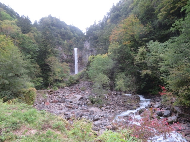 上高地で1泊2日の観光を終えて上高地バスターミナルから濃飛バスを利用して平湯バスターミナルへ、奥飛騨温泉郷・平湯温泉に宿泊、宿泊は「湯めぐりの宿・平湯館」で温泉とバイキングの食事を楽しみました、近くにある平湯大滝まで散策して見てきました。<br /><br />平湯館は歴史ある平湯温泉の宿、源泉かけ流しの天然温泉、蓬莱の湯と新子宝の湯の混合泉、ナトウム・カルシウムー炭酸水素塩・塩化物泉の動脈硬化症や関節痛などに効能があるいい温泉、大浴場と大露天風呂があり、夜と朝が入れ替えで入浴が楽しめます、食事は夕食・朝食とも食事会場でバイキング、夕食時にはバイキングとは別に懐石料理のセットが用意されてました。<br /><br />平湯館は今年からドーミーインでお馴染みの共立リゾートの施設になっていました、お得な料金で楽しめました、施設・食事とも料金比較で良かったです、お値段以上でした。