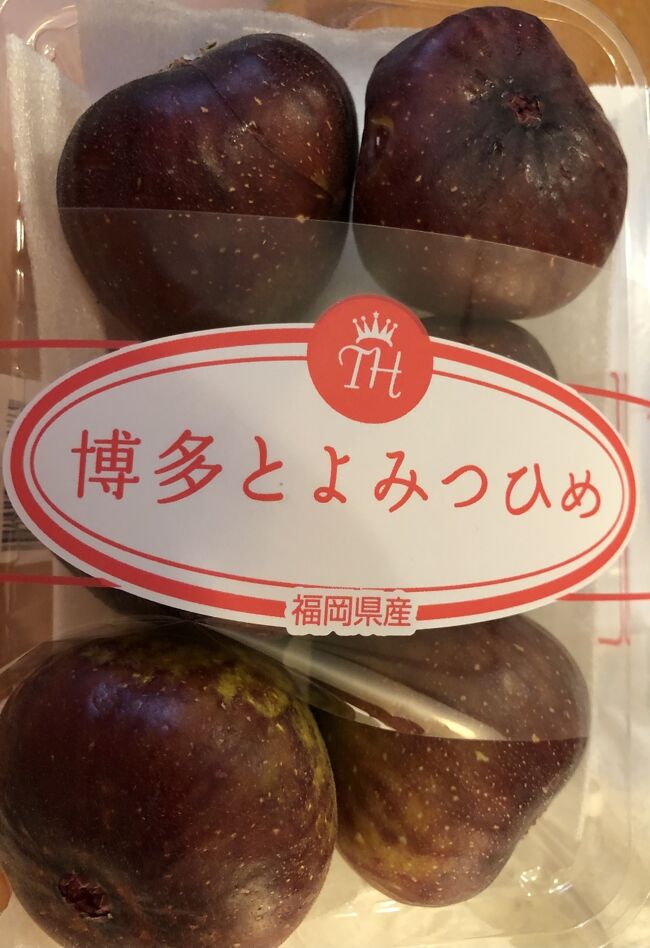 ようやく緊急事態宣言が解除され、心おきなく旅立てます。9月は宣言中だったので泣く泣くキャンセル。コロナ前は毎月のように行っていたのに、もう3か月も行ってない福岡。美味しいものが食べられない。買いだめしておいたあれこれも、無くなってきて、福岡禁断症状が・・・今回はJALマイルの期限が切れるので、その前にと取ったマイル交換チケット15000マイルで飛び立ちます。友達、従姉妹たち、親戚の方々と、久々の対面、食事、美味しいものあれこれ。大満足の旅でした。福岡良いとこ、一度はおいで。もちろん、この状態なら、何もなければ、また来月も、再来月も・・・ずっと、再訪します。<br /> この①は羽田から福岡・天神までの旅行記です。⑤までありますので、宜しければご覧ください。
