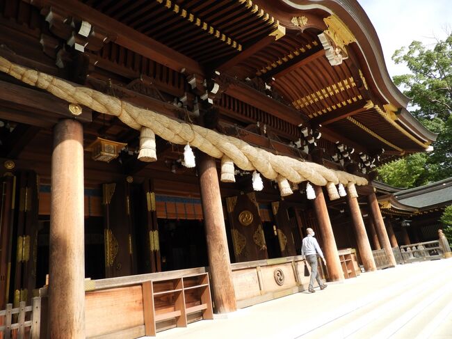 寒川神社は、全国唯一の八方除の守護神を祀る神社です。八方除とは、地相・家相・方位・日柄などに起因するすべての禍事・災難を取り除き家業繁栄・福徳円満をもたらす御神徳です。<br /><br />寒川神社のウエブサイトによると、次の様に記されています：<br />”寒川神社は、古くから関八州（関東8か国のこと）鎮護の神としてこの地方の名祠とあがめられています。具体的な創祀年代はわかっていませんが、総国風土記によると約千六百年前、雄略天皇の御代に幣帛を奉納せられたとあります。“<br /><br />私は、横浜在住ですが、交通安全をお祈りするために神奈川県高座郡寒川町にあるこの神社まで車でお参りに出かけました。公共の交通手段を使うならば、JR相模線の「寒川駅」で下車すると、徒歩で約7分の所にあります。<br /><br />寒川神社は、昇殿祈祷者は日本で最も多いと言われています。<br />尚、寒川神社の敷地面積は1万5千坪もあり、東京ドームとほぼ同じです。<br /><br />参拝時に、札納殿、手水舎、神門、授与所、御社殿、渾天儀、客殿、馬場、参道、三の鳥居、神池、人形奉斎殿などを見学しました。その時見かけた荘厳な建築物や景色を纏めましたので、ご覧ください。<br /><br />