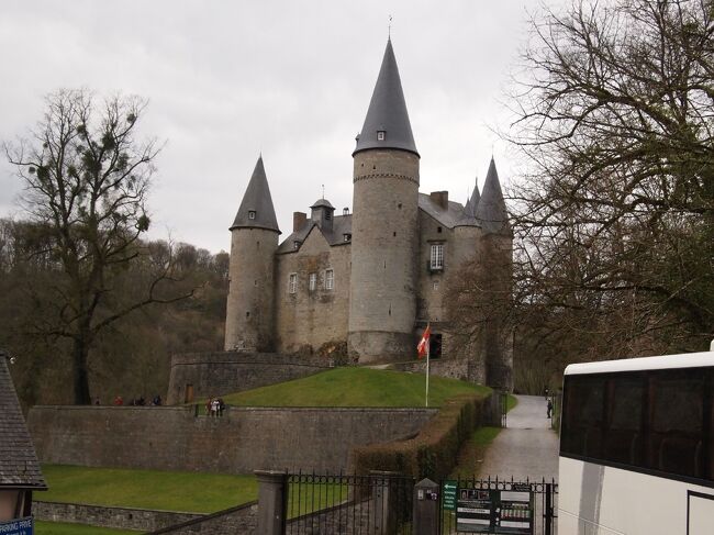 　この日は、花のベネルクス物語の旅行５日目（４月１５日）でベルギーの可愛らしい古城が点在するアルデンヌ地方に向かいます。。<br />　お天気はくもりですが、中世のおとぎ話のイメージそのままの「ヴェーヴ城」、断崖の上にある「モダーヴ城」、ムーズ川沿いの絵のような町「ディナン」に立ち寄り、石畳の道に石造りの家々が並ぶ箱庭のような町「デュルビュイ」を訪れることになっています。<br />　おとぎ話のような城などを訪問するというのですから子供のように気持ちが弾んでしまいました。<br /><br /><br />　＜巻頭写真は、中世のおとぎ話そのままの「ヴェーヴ城」です。＞