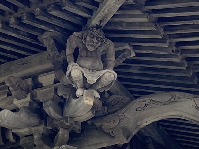 社寺建築の装飾彫り物の中に、屋根を支える力士像がある。西日本では、邪鬼と呼ぶところもあるようだ。<br /><br />秋田の寺社にある力士像の数は、63と日本一だそうだ。<br /><br />そこで力士さんを　見に行ってみた。<br /><br />昔は、神社の境内に土俵があって　奉納相撲とかあったものである。<br />力士が四股を踏むことで、土地の霊を鎮めることに通じ地鎮を意味する。つまり力士が屋根を支える事は土地を鎮めることを意味するだけでなく、それを模ることで四神が建物を守っていると表現しているのではないかという説もある。<br /><br />まず近場の　仁井田神明社から