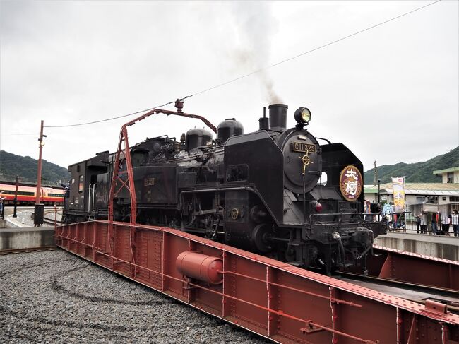 往路でSL大樹に乗車した後、鬼怒川温泉駅の転車に間には合わぜず涙をのんだ・・<br />旅は後悔しないことと思っているので、帰りに行ってみよう。<br />こちらも現地で印刷した各時刻表とにらめっこ。<br />2つの駅の転車台を見学することができました。<br /><br />こちらのチケットは日光もカバーしているので、初めての日光も訪問。<br />日光東照宮、二荒山神社を回りました。<br /><br />よろしければ、本日もお得なフリーパスをもっともっとお得に利用!旅行記をご覧ください。<br /><br />日光観光をしていて思ったのは、若者が多い!みんな神社仏閣に来るのだと改めて感心しました。