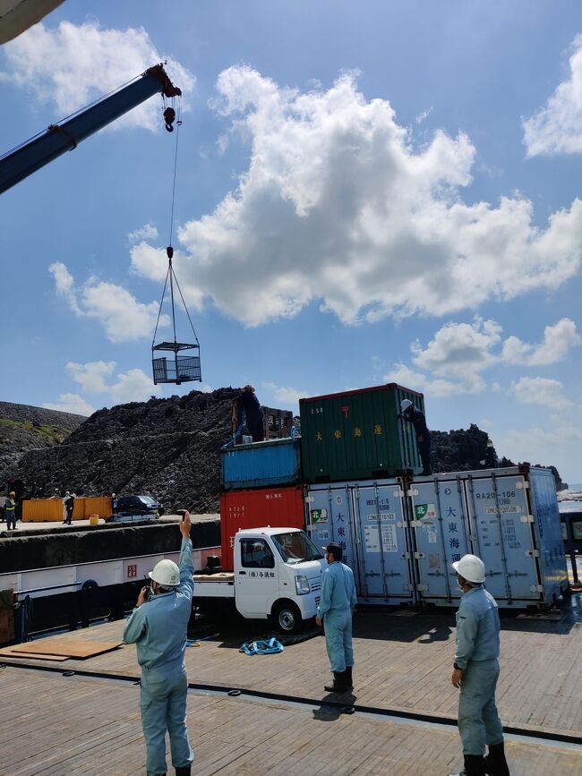 北大東島と南大東島に行くなら、飛行機でもいいけどフェリーにも乗りたいよね。<br />あのクレーンゴンドラ、体験してみたい。<br /><br />ということで沖縄往復を持っていて、金曜日にお休みを取っていた週末に大東島に行ってきました。<br /><br />本当は北大東島訪問は無理だったのですが、運良く行くことができました。<br /><br /><br />航空券<br />JAL・那覇ー南大東の往復割引<br /><br />ホテル<br />ホテルよしざと<br />https://hotel-yoshizato.com/<br /><br />フェリーだいとう<br />http://www.daitoline.com/<br />電話で事前予約が基本。