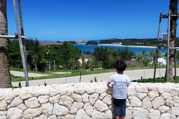 昨年の夏は広島県のベラビスタ・スパ＆マリーナで海遊びを楽しみました。<br />https://4travel.jp/travelogue/11646561<br />その頃から漠然と「できれば来年の春休みに沖縄へ行きたいなぁ」と思い始め、手配を開始しました。（2020年夏の時点で、おそらく2021年も海外旅行は難しいだろうと予想していたこともあり…。）<br /><br />沖縄は子供が生まれる前、2011年に行ったのが最後です。実に10年振り！子供たちは初めての沖縄です。<br />ホテルでゆっくりリフレッシュが目的なので、観光はまったく入れない予定。<br />子供たちはプールで泳ぎたいと言いますが、春休みの時期は沖縄であっても屋外プールは寒い…。<br />なら屋内プールのあるホテルを！ということで、屋内プールのあるリゾートホテルから候補を絞り込み、その中からハレクラニ沖縄に宿泊することにしました。<br /><br />日程<br />1日目：伊丹→那覇　ハイアットリージェンシー那覇沖縄泊<br />2日目：レンタカーを借りて恩納村へ　ハレクラニ沖縄泊<br />3日目：ホテルステイ<br />4日目：ホテルステイ<br />&gt;&gt;5日目：ハレクラニ沖縄をチェックアウト　那覇→伊丹<br /><br />今回11は5日目、ハレクラニ沖縄のランチと帰宅についてです。<br />これで2021年春の沖縄旅行は終了です。