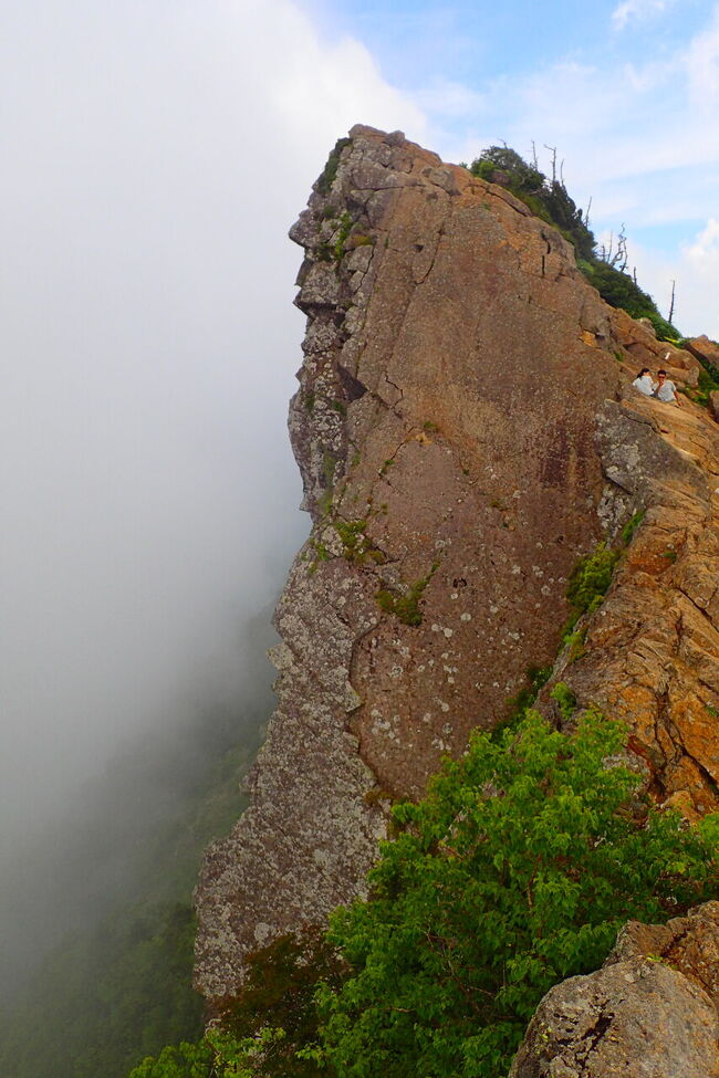 ※ほぼ山写真です<br /><br />暑さが続く中、なるべく近くて涼しくて日帰り登山できるお山はどこ？それは西日本で一番高い山「石鎚山」でしょう！きっと涼しい筈！！ってことで愛媛県へ行ってきました。自宅を早朝出発し石鎚山ロープウェイに乗り標高455ｍ～1300ｍを約8分で楽ちん♪標高稼ぎ山頂成就駅へ到着<br />