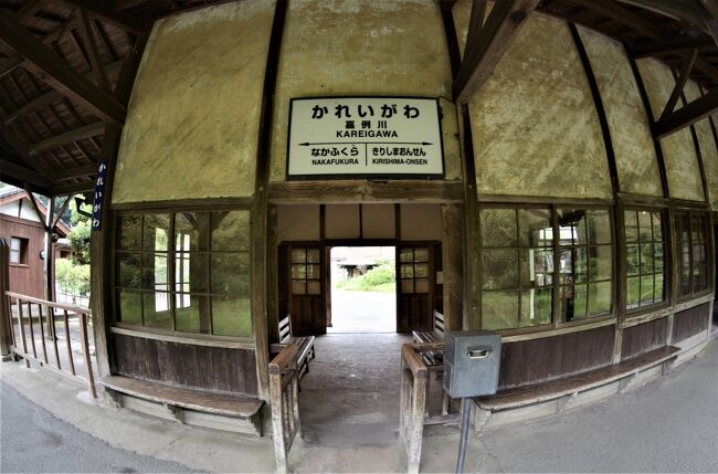 こりもせず、ふたたび鹿児島中央駅に降り立つ。<br /><br />今日の行程は、車で霧島を目指す。<br />山系に分け入り、温泉に浸る。<br /><br />ところが、大型の台風か発生して海上を北進している。<br />その中心部は、はるか太平洋上ではあるが、ときおり強い風が舞う。<br /><br />駅の階段を降りた私は、今にも泣きそうな曇天を思わず見上げた。<br />