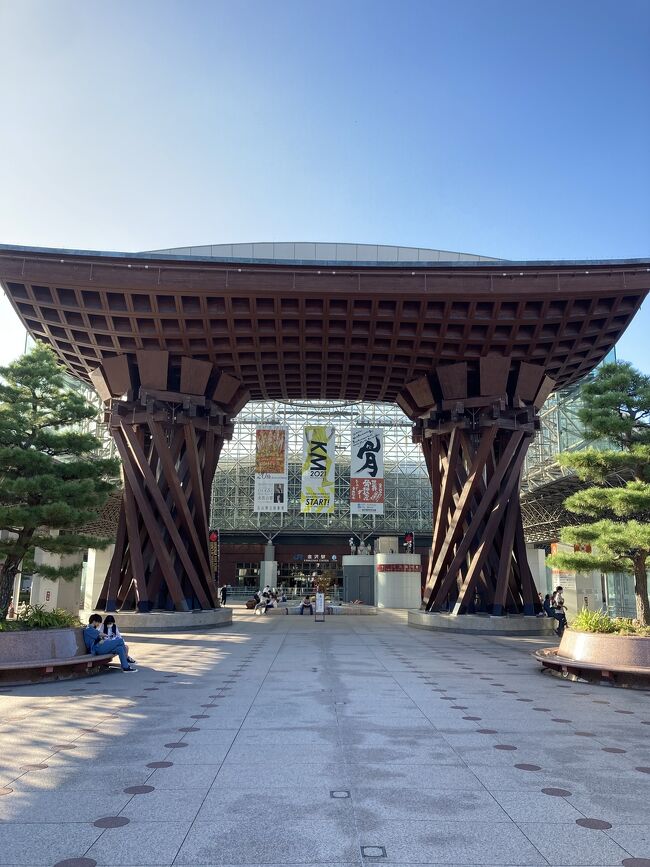 JRのお得な新幹線チケットを利用して、北陸観光をしてきました。名所を巡りながらご当地グルメ、人気スイーツ店、パン屋さんにも立ち寄りました。1日目の観光は、金沢の兼六園、尾山神社、ひがし茶屋街、小松市に移動して那谷寺。宿泊は山中温泉にしました。